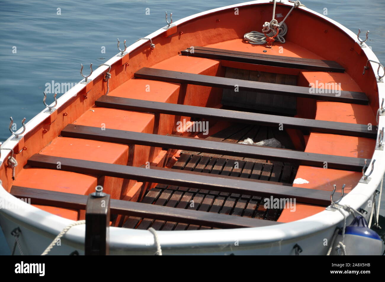 Close up turistica barca a remi in mare Foto Stock