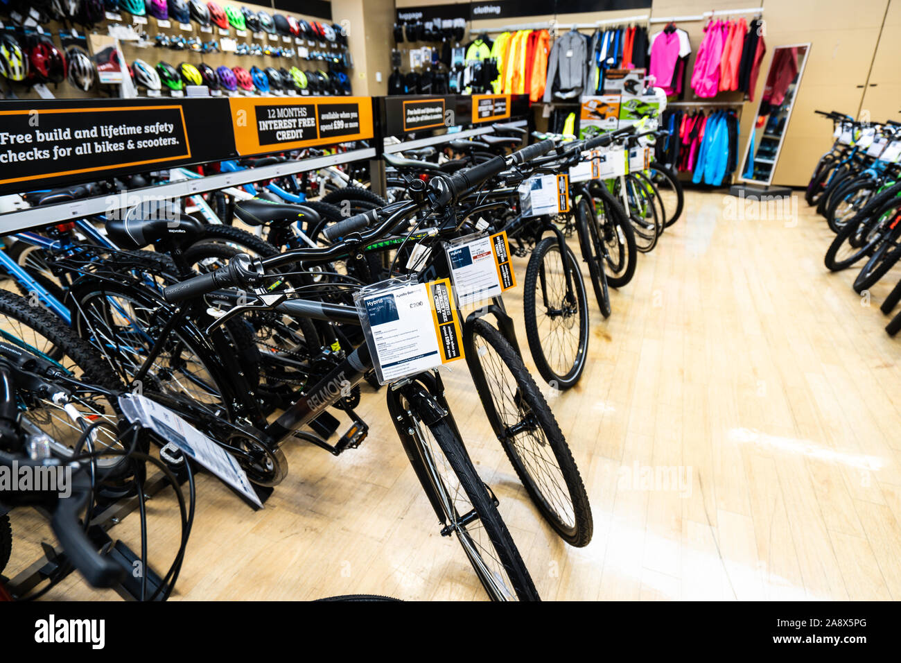 Righe Mountain bike e biciclette per fuoristrada in vendita presso il  negozio Halfords, negozio su high street vicino al centro della città Foto  stock - Alamy