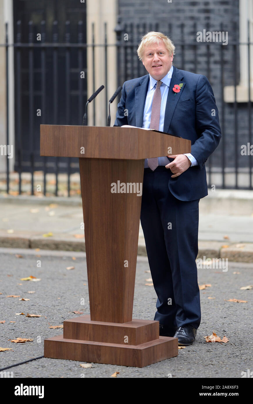 Primo Ministro britannico Boris Johnson annuncia formalmente un dodicesimo dicembre elezioni generali di Downing Street dopo la riunione con la regina in precedenza in th Foto Stock