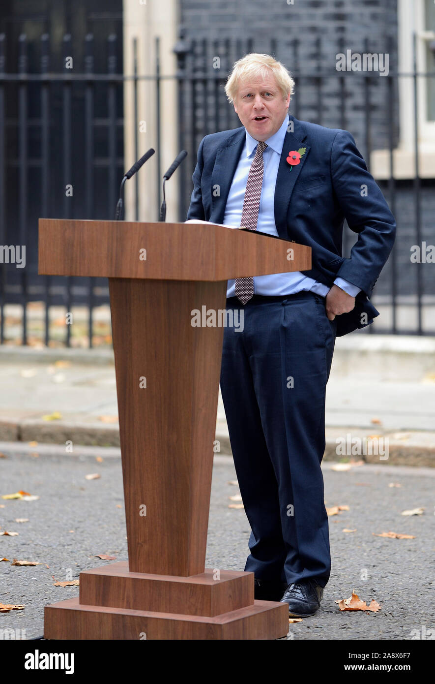 Primo Ministro britannico Boris Johnson annuncia formalmente un dodicesimo dicembre elezioni generali di Downing Street dopo la riunione con la regina in precedenza in th Foto Stock