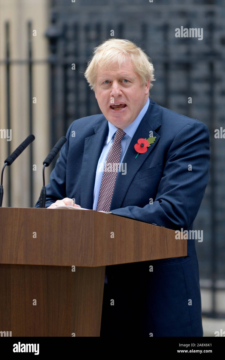 Primo Ministro britannico Boris Johnson annuncia formalmente un dodicesimo dicembre elezioni generali di Downing Street dopo la riunione con la regina in precedenza in th Foto Stock