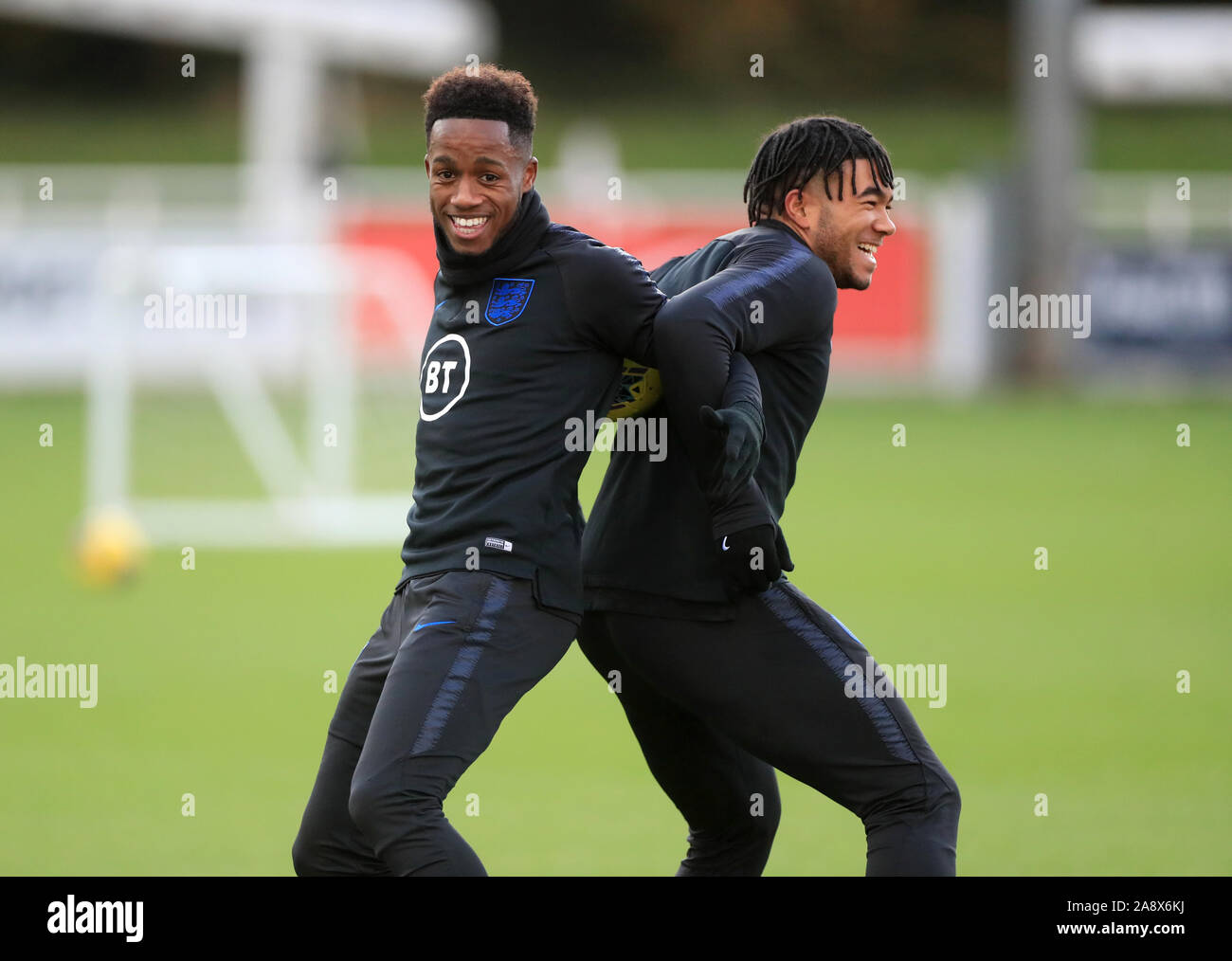 L'Inghilterra del Ryan Sessegnon (sinistra) e Reece James durante la sessione di formazione presso il St George's Park, Burton. Foto Stock