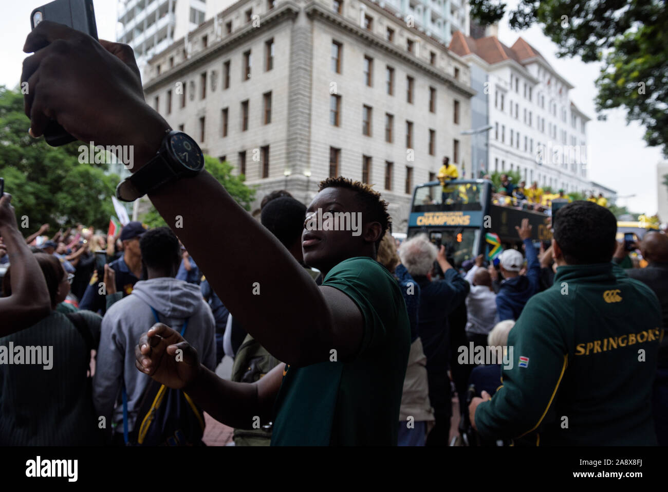 Springbok supporter a Cape Town frame con una selfie con il Sud Africa il primo capitano nero Siya Kolisi sul bus aperti con il 2019 Coppa del Mondo di rugby Foto Stock