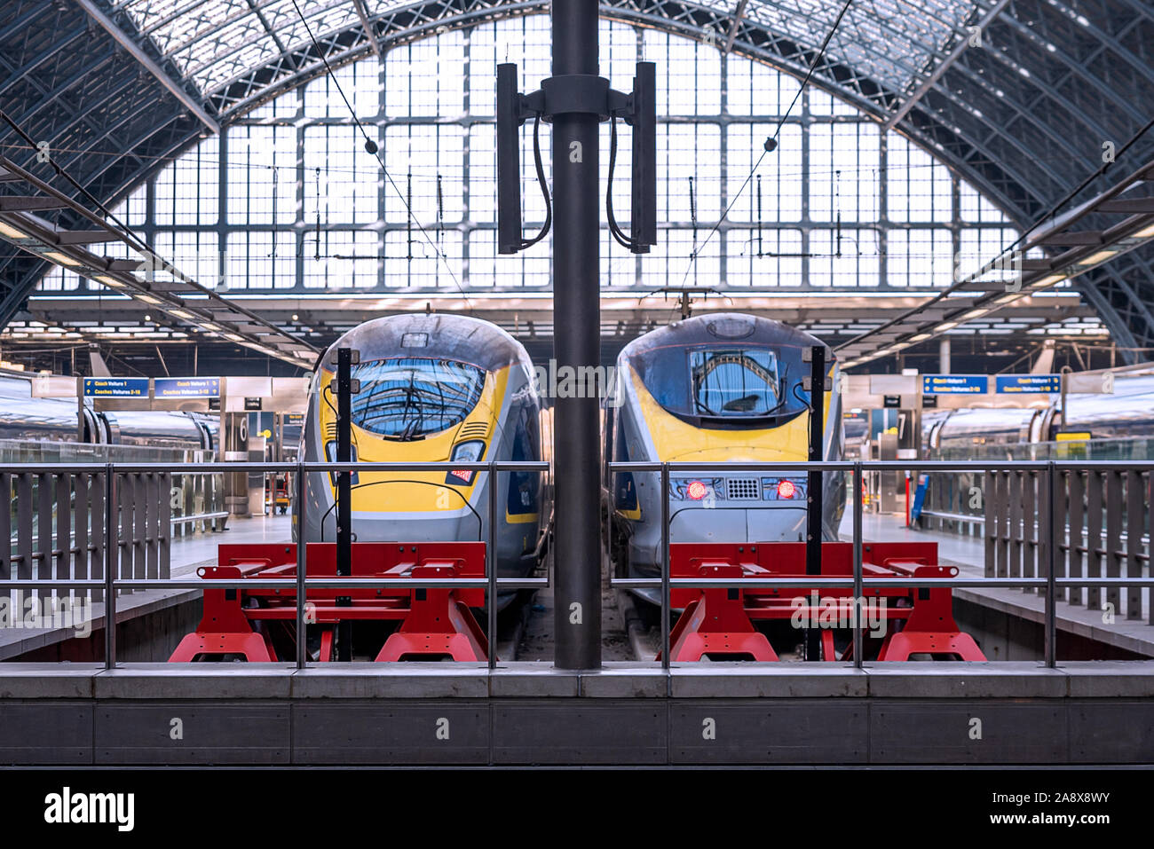 Soggiorno di treni in stazione. Stazione ferroviaria internazionale di St Pancras. Foto Stock