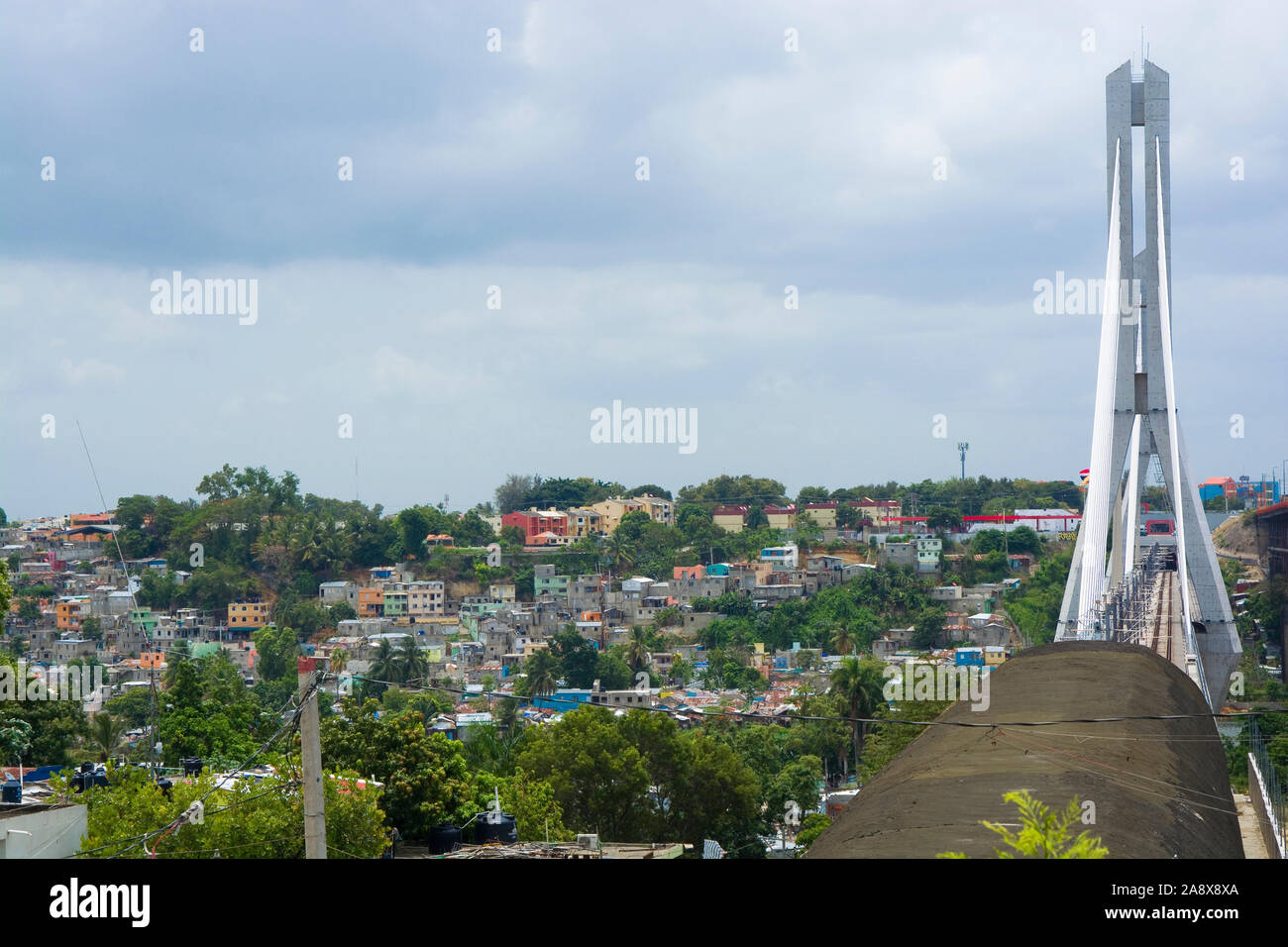 SANTO DOMINGO, REPUBBLICA DOMINICANA - 26 giugno 2019: sospensione ponte del treno in quartieri poveri nella periferia della città capitale Foto Stock