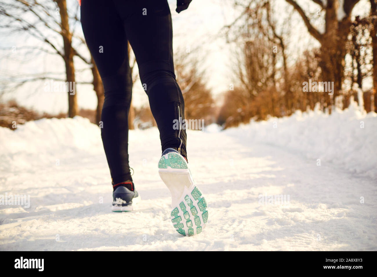 Primo piano della ragazza del runner in piedi il parco in inverno Foto Stock