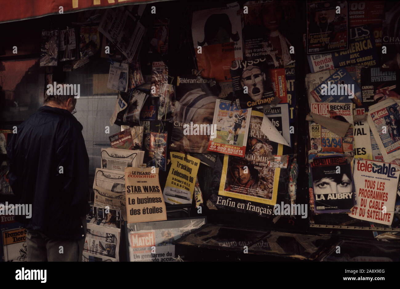 Parigi NEWS PAPER SHOP - 'LES GROS TITOLI' - FRANCESE NEWS PAPER PAGINE ANTERIORI E IN PRIMO PIANO - French Press - PARIS STREET PHOTOGRAPHY - colore pellicola diapositiva © Frédéric BEAUMONT Foto Stock