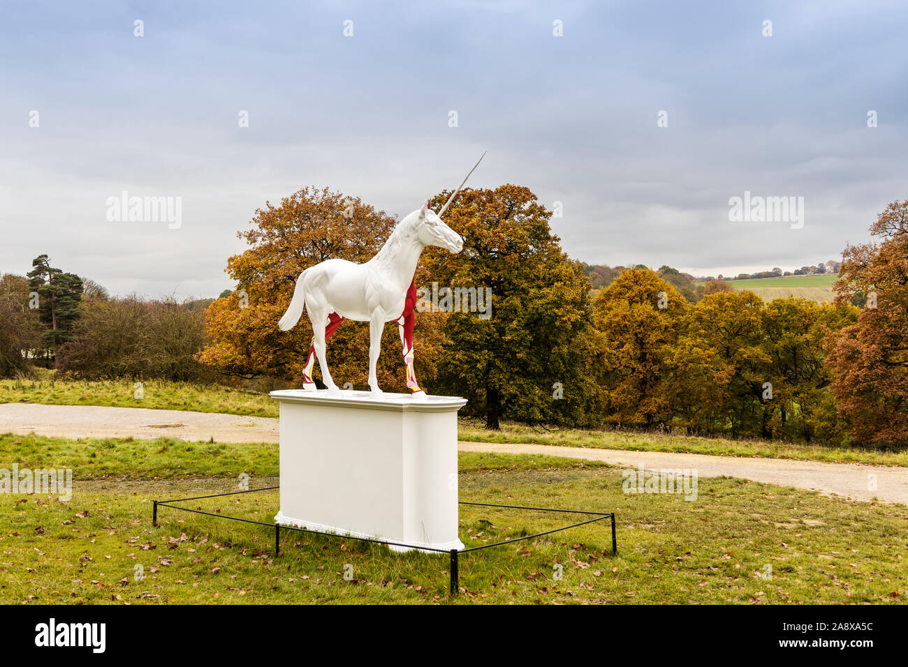 Damien Hirst scultura mito è di unicorno bianco con metà della sua pelle scorticato in scenic Yorkshire Sculpture Park vicino a Wakefield, Regno Unito. Foto Stock