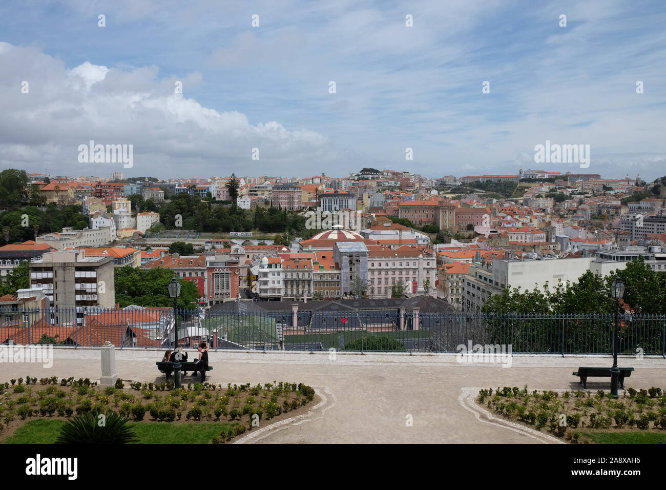 Paesaggio di Lisbona, Portogallo che si affaccia sui tetti di terracotta Foto Stock