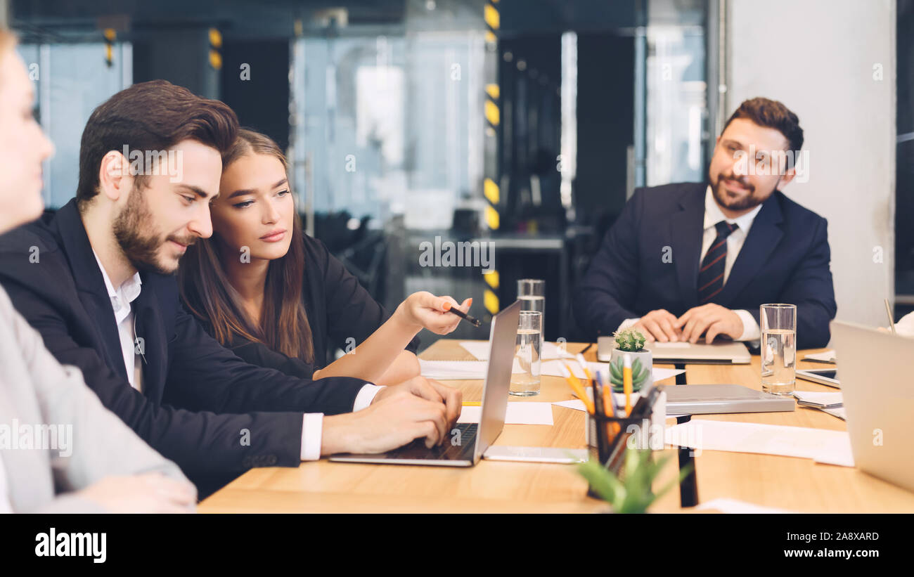 Giovane team aziendale per discutere di nuove idee in ufficio Foto Stock