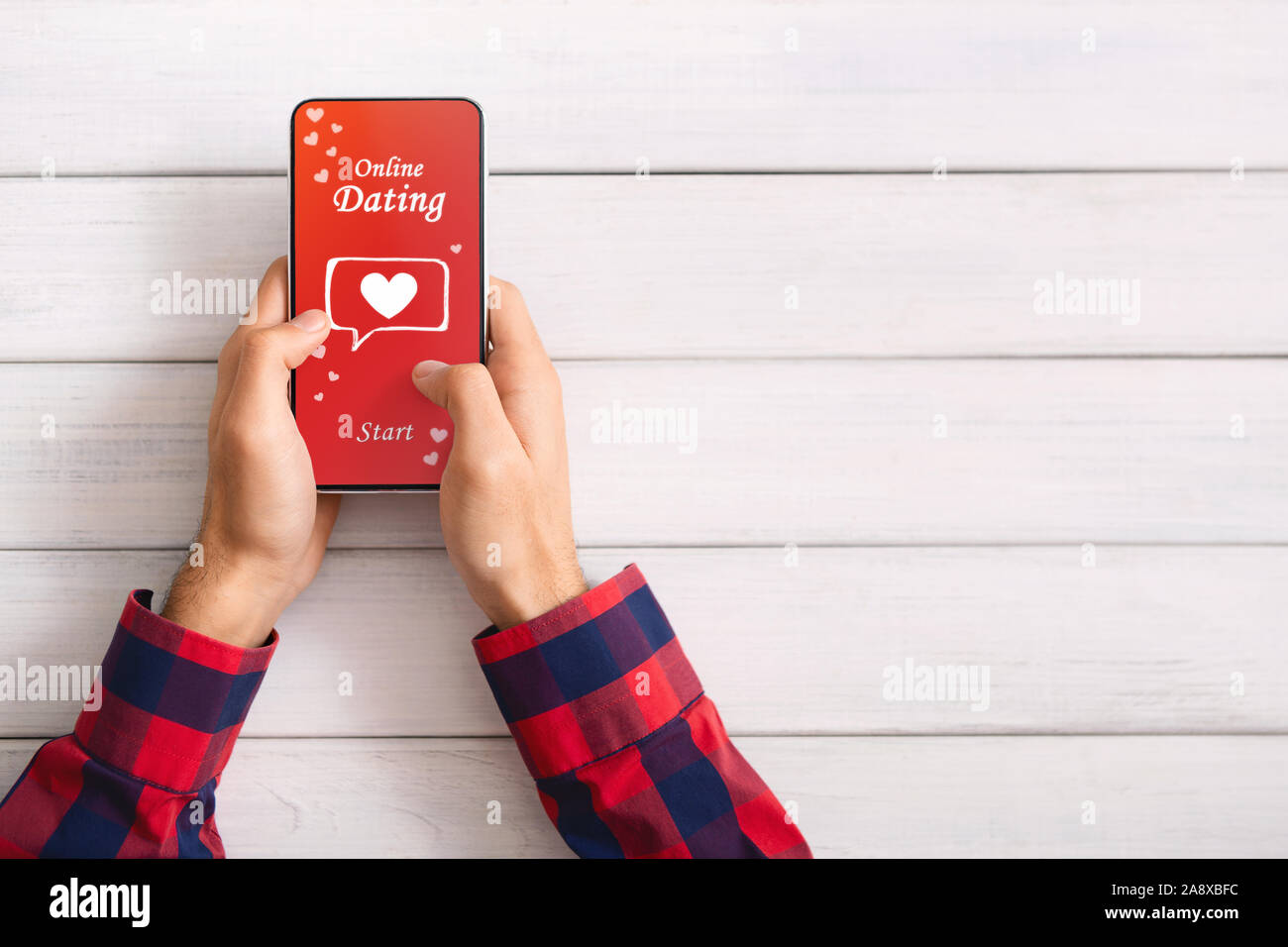 Dating app aperte sullo smartphone in mani maschio Foto Stock