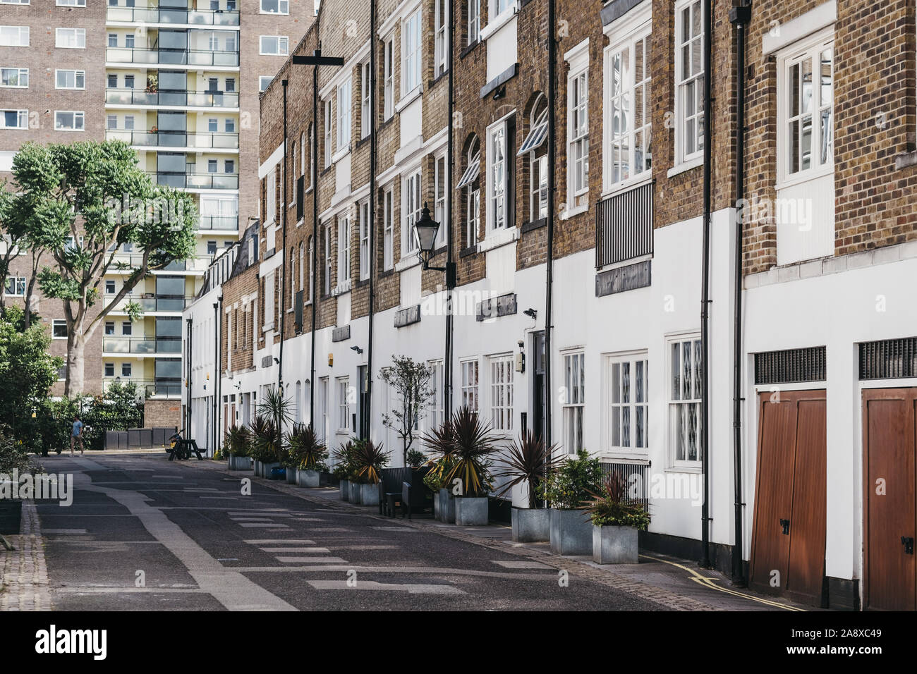 London, Regno Unito - 18 Luglio 2019: fila di tipiche case mews in Paddington, London, Regno Unito. Mews case sono tra le più lussuose e desiderabile a Londra. Foto Stock