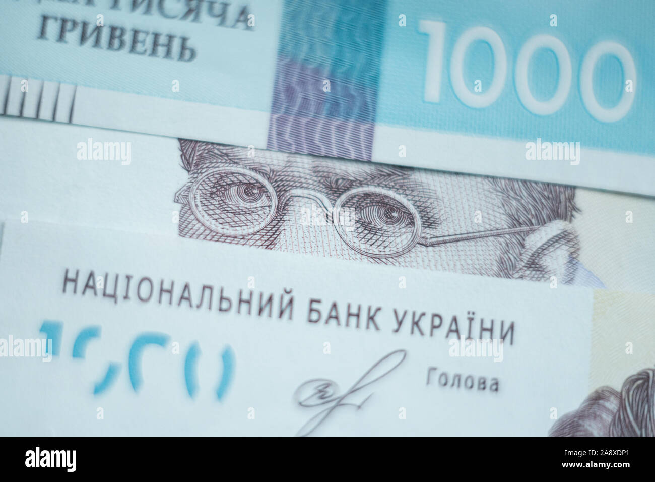 Kiev, Ucraina - Novembre 2019: close-up dettaglio macro di mille ucraino grivna banconota di carta. Vernadsky portrain tra due fatture di denaro Foto Stock