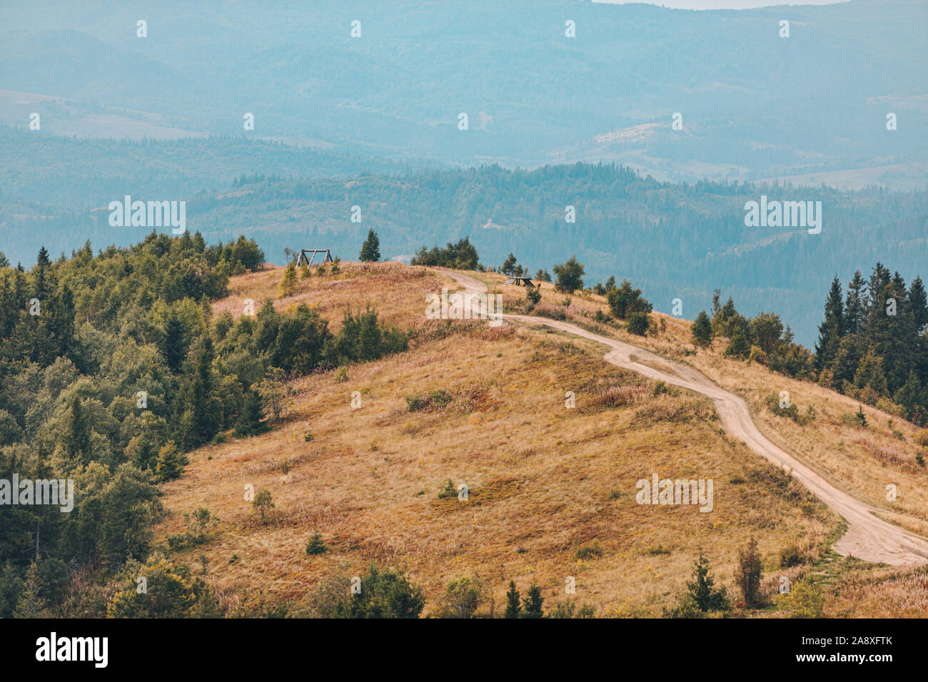 Trail Strada in montagne paesaggio autunnale Foto Stock