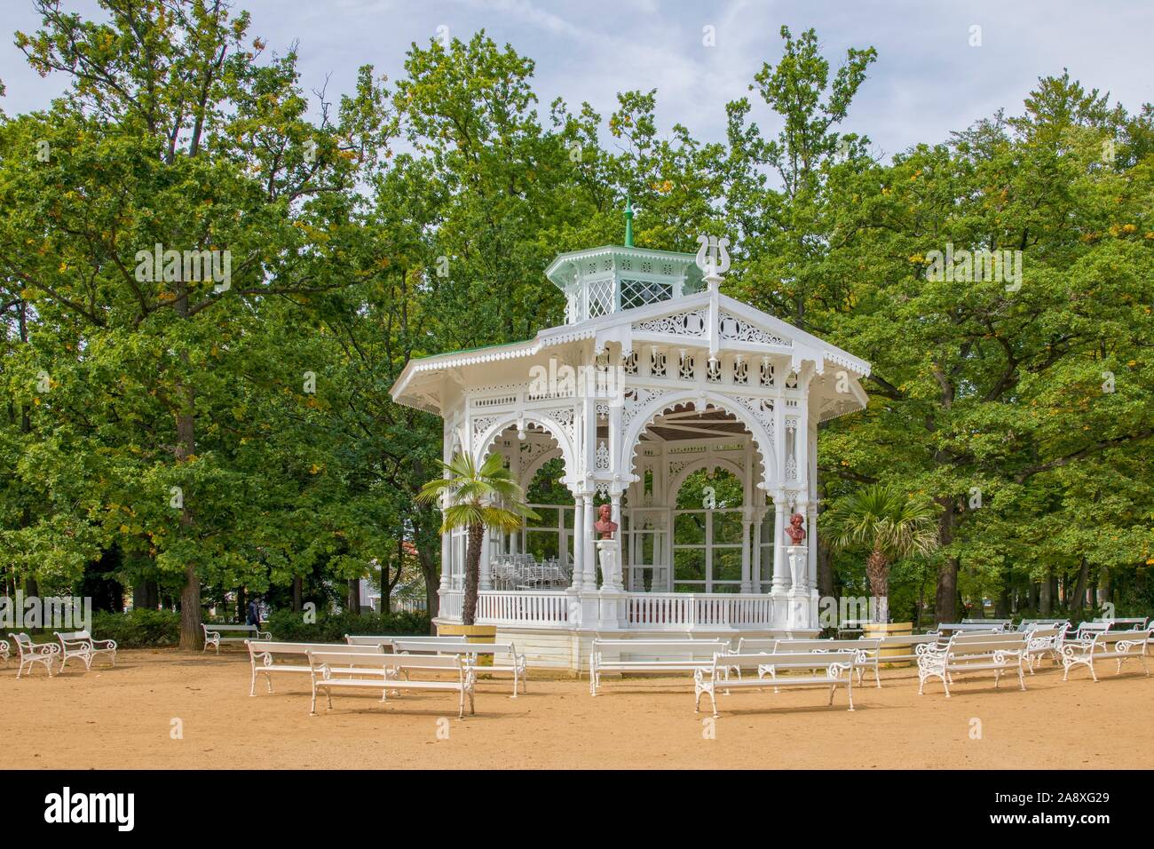 In legno padiglione musicale in autunno - Frantiskovy Lazne (Franzensbad) - Grande città termale è situato a nord della città storica Cheb Foto Stock