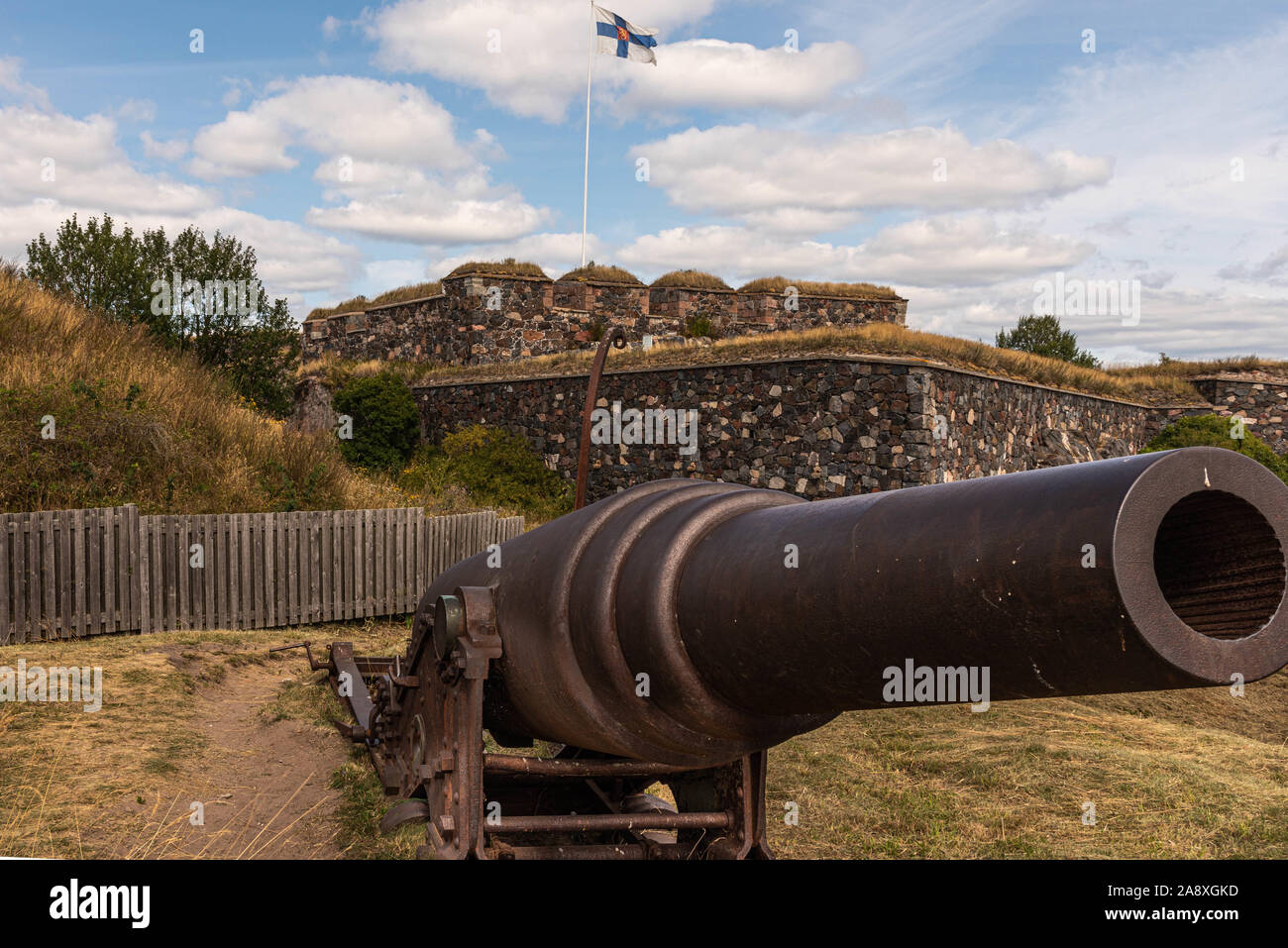 Canon storico alla Fortezza di Suomenlinna, un mare fortezza costruita su otto isole a sud-est di Helsinki, la capitale della Finlandia. Foto Stock