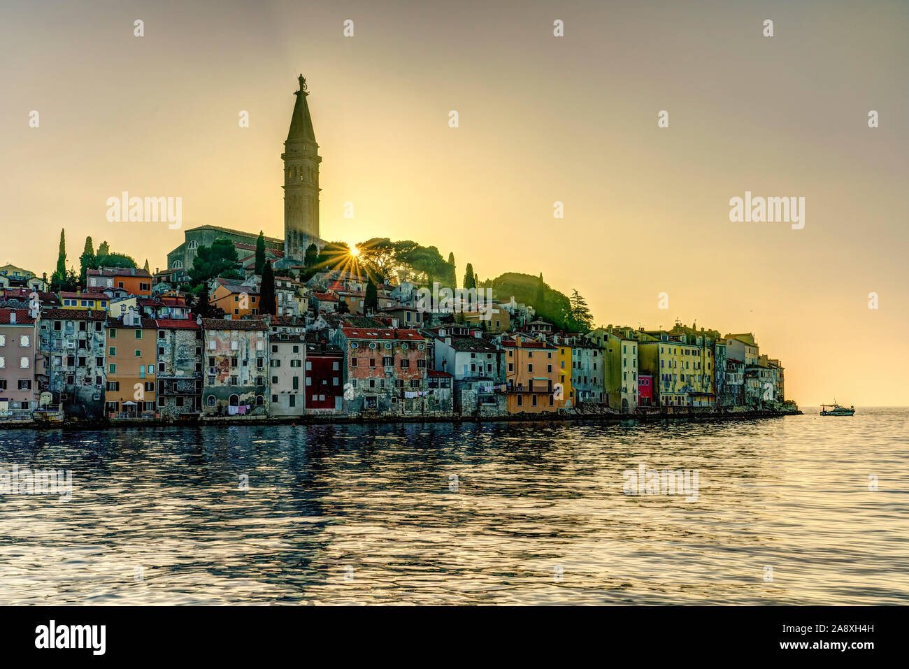 Il villaggio skyline e il Mare Adriatico al tramonto a Rovigno, Croazia, Istria. Foto Stock
