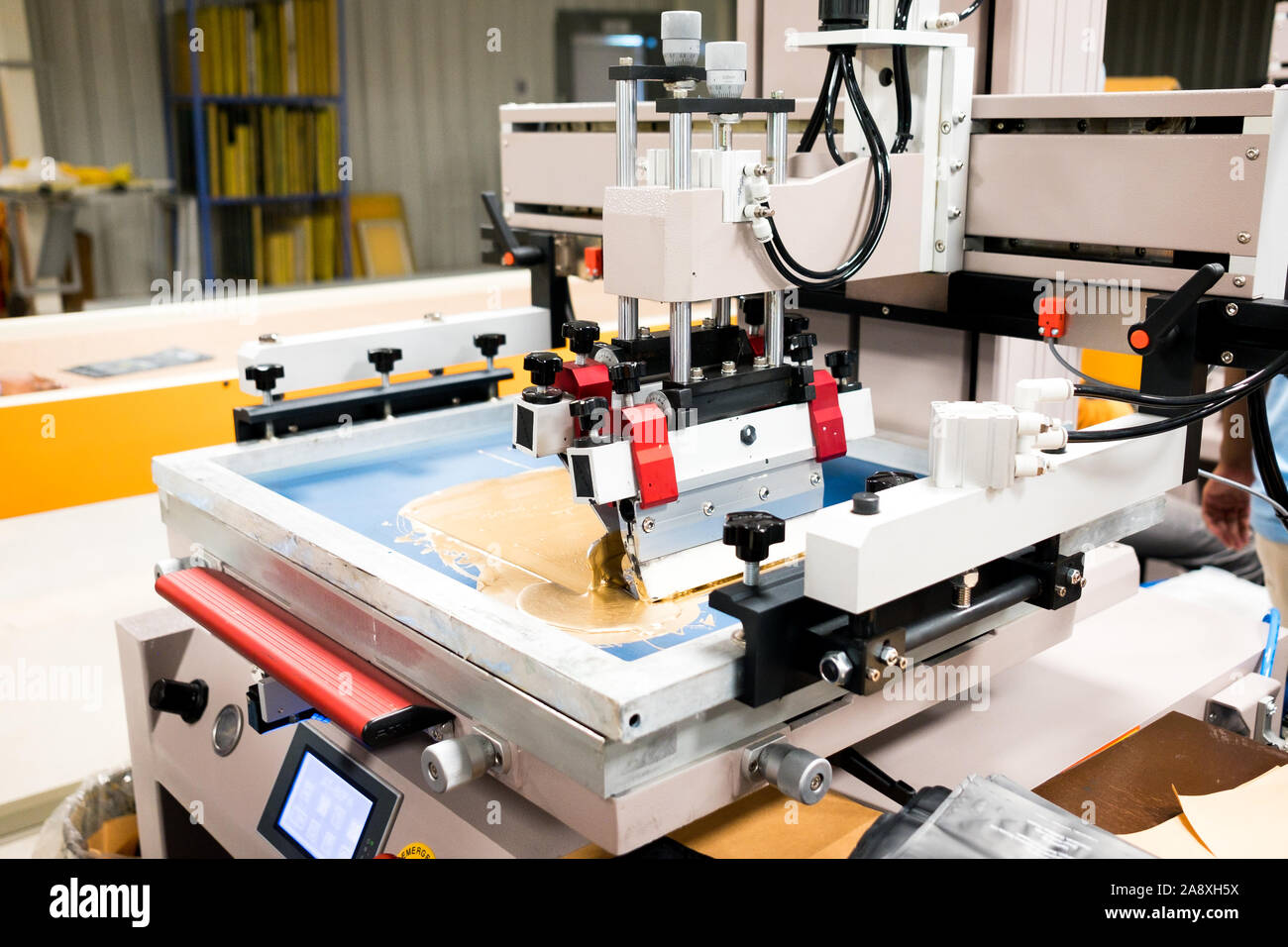 Schermo e la macchina da stampa digitale in azione all'interno di imballaggi fabbrica buste stampa Foto Stock