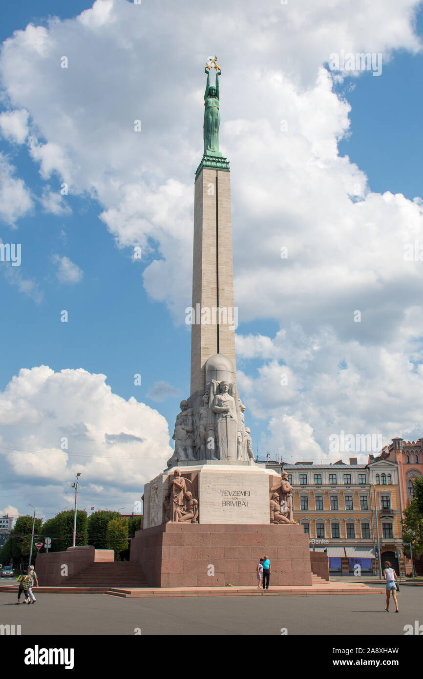 Il Monumento alla libertà di Riga, Lettonia, in onore di soldati uccisi durante la guerra lettone di indipendenza, simbolo della libertà e indipendenza Foto Stock