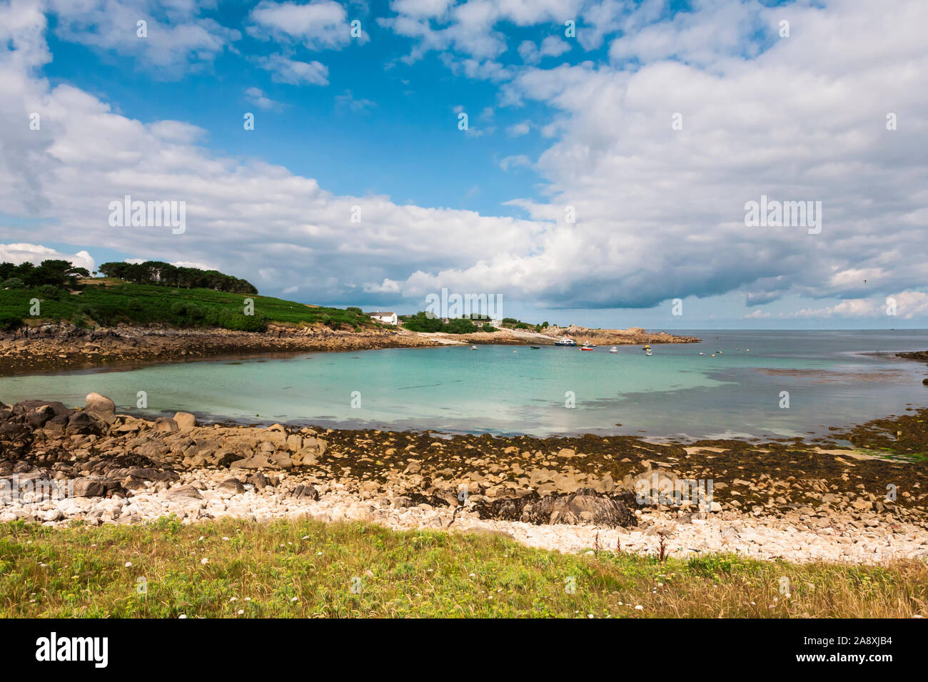 Il sistema di ancoraggio Porth Grongo, Sant'Agnese, isole Scilly, Cornwall, Inghilterra, Regno Unito, dalla vicina isola di Gugh Foto Stock