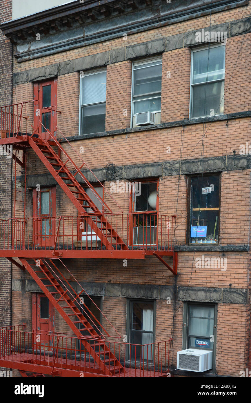 NEW YORK, NY - 05 NOV 2019: vecchio edificio dettaglio con fire escape lungo la linea alta a Manhattan. Foto Stock