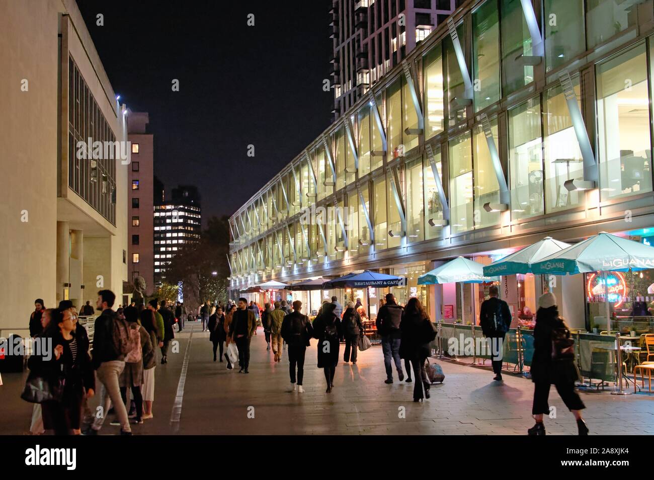 Un affollato Festival serale a piedi sulla South Bank Centre di Waterloo Londra Inghilterra REGNO UNITO Foto Stock
