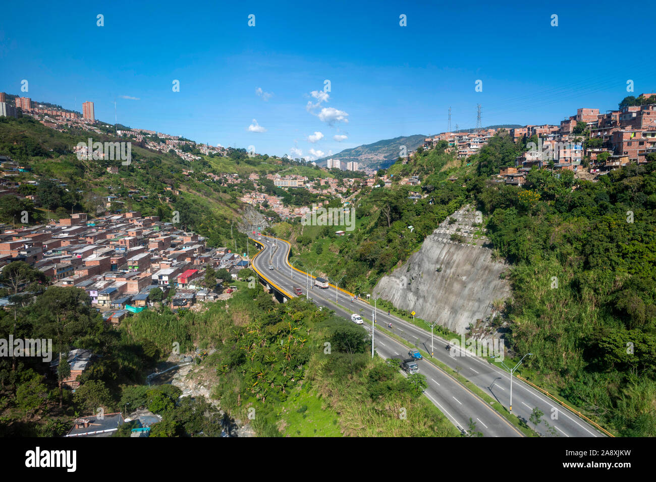 Comuna 13 e comuna 7 case visto dal San Javier metrocable a Medellin, Colombia. Foto Stock