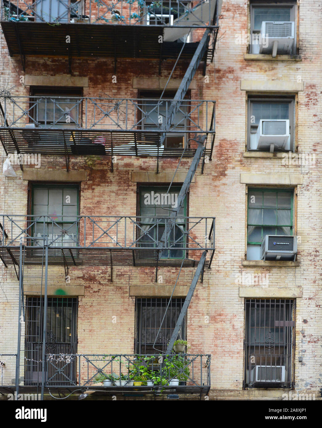 NEW YORK, NY - 05 NOV 2019: Dettaglio Primo piano di un vecchio edificio e la via di fuga in caso di incendi in Lower Manhattan. Foto Stock