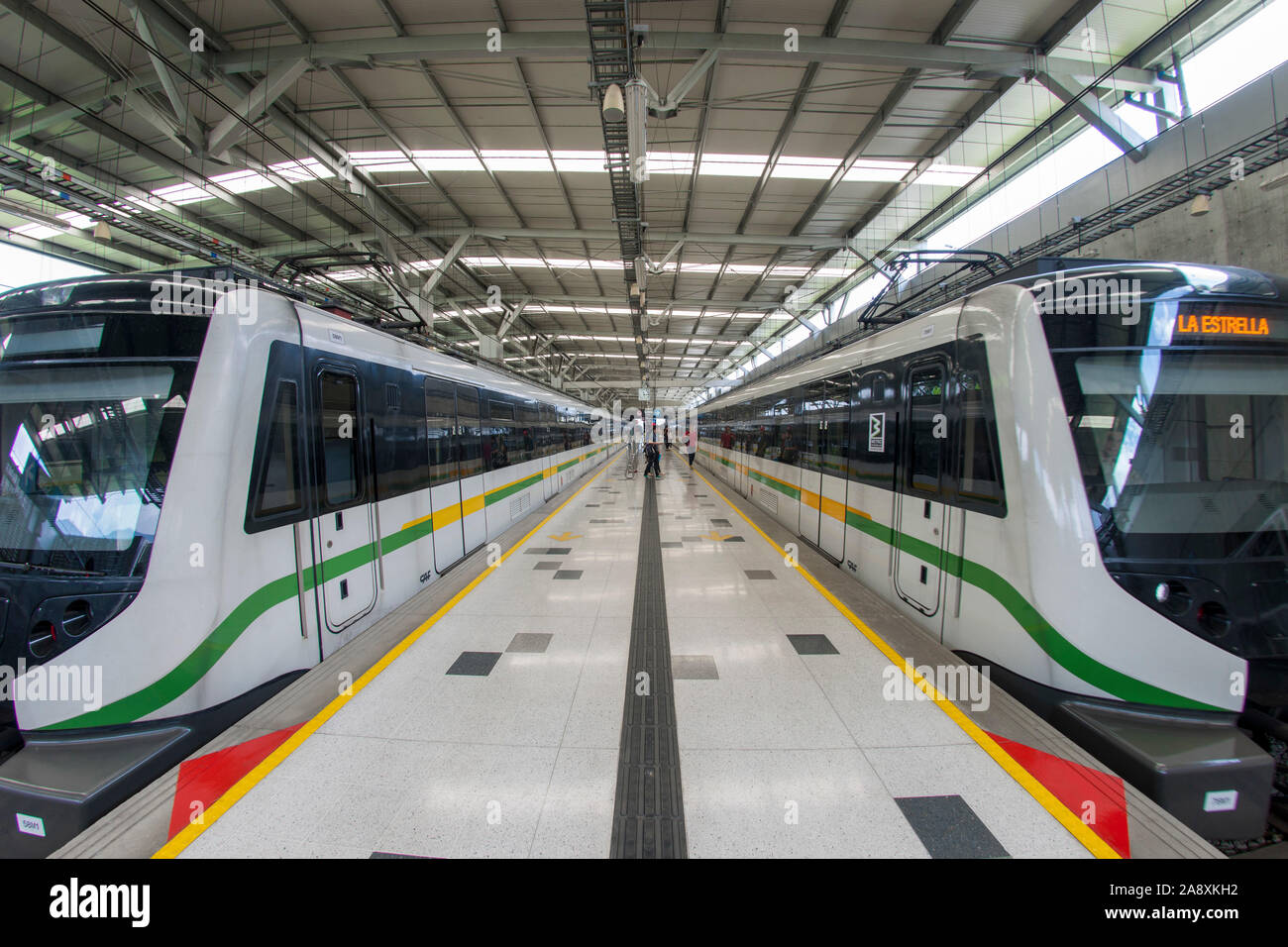 La Estrella la stazione della metropolitana di piattaforma e due treni della metropolitana di Medellin a Medellín, in Colombia. Foto Stock