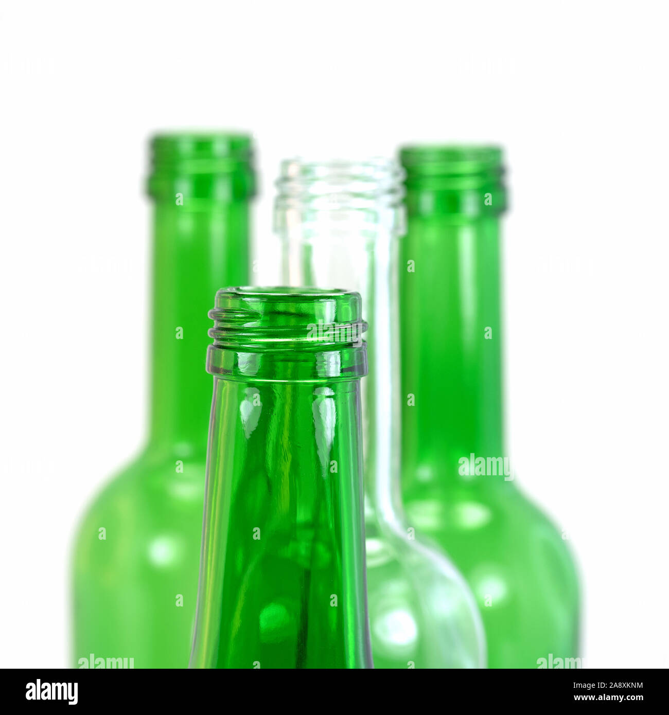 Svuotare le bottiglie di vetro di riciclo Foto Stock