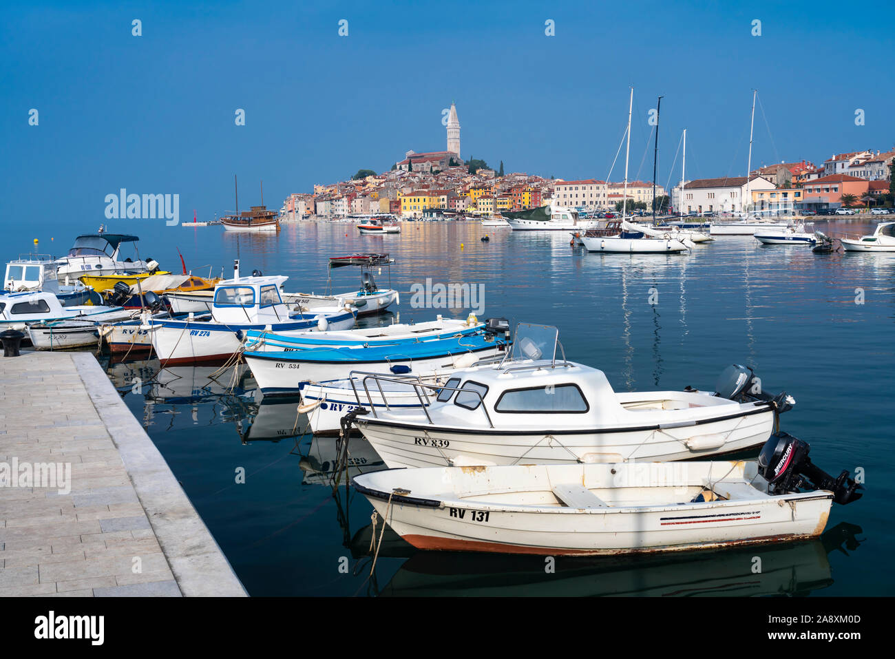 Gli edifici colorati e il villaggio skyline con piacere e barche da pesca a Rovigno, Croazia, Istria. Foto Stock