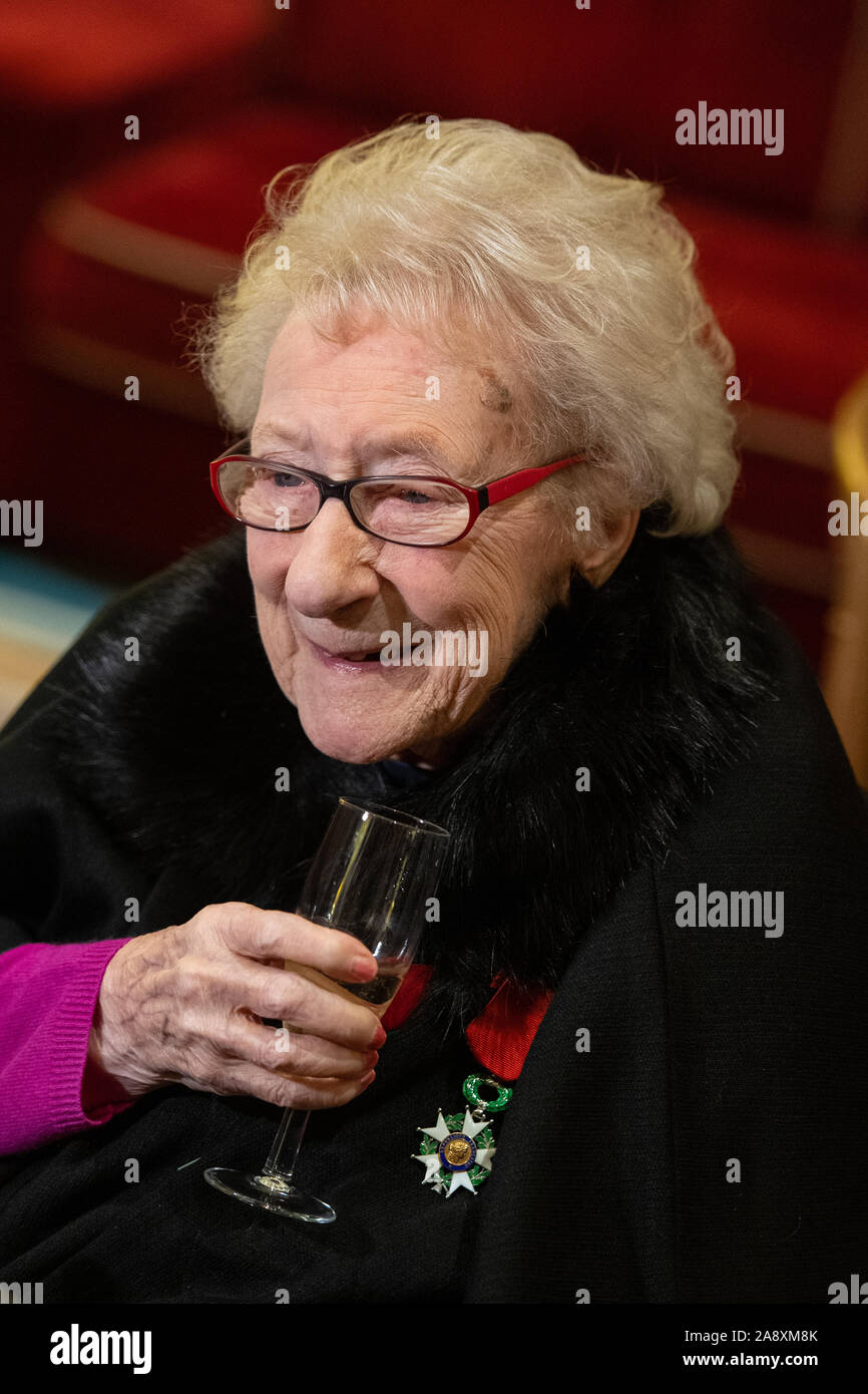 Jean Neal dopo essere stata presentata con la Legione d'onore, nel corso di una cerimonia presso l'ambasciatore francese della residenza, a Kensington Gardens, Londra. Foto Stock