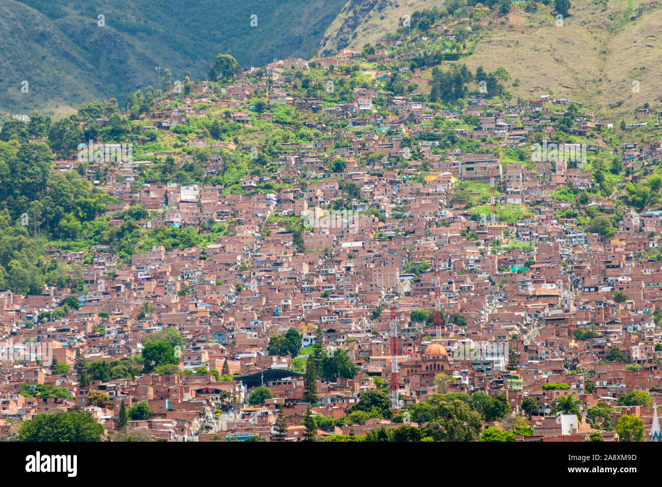 Manrique quartiere (comuna 3) a Medellin, Colombia. Fotografato da ospedale stazione della metropolitana. Foto Stock