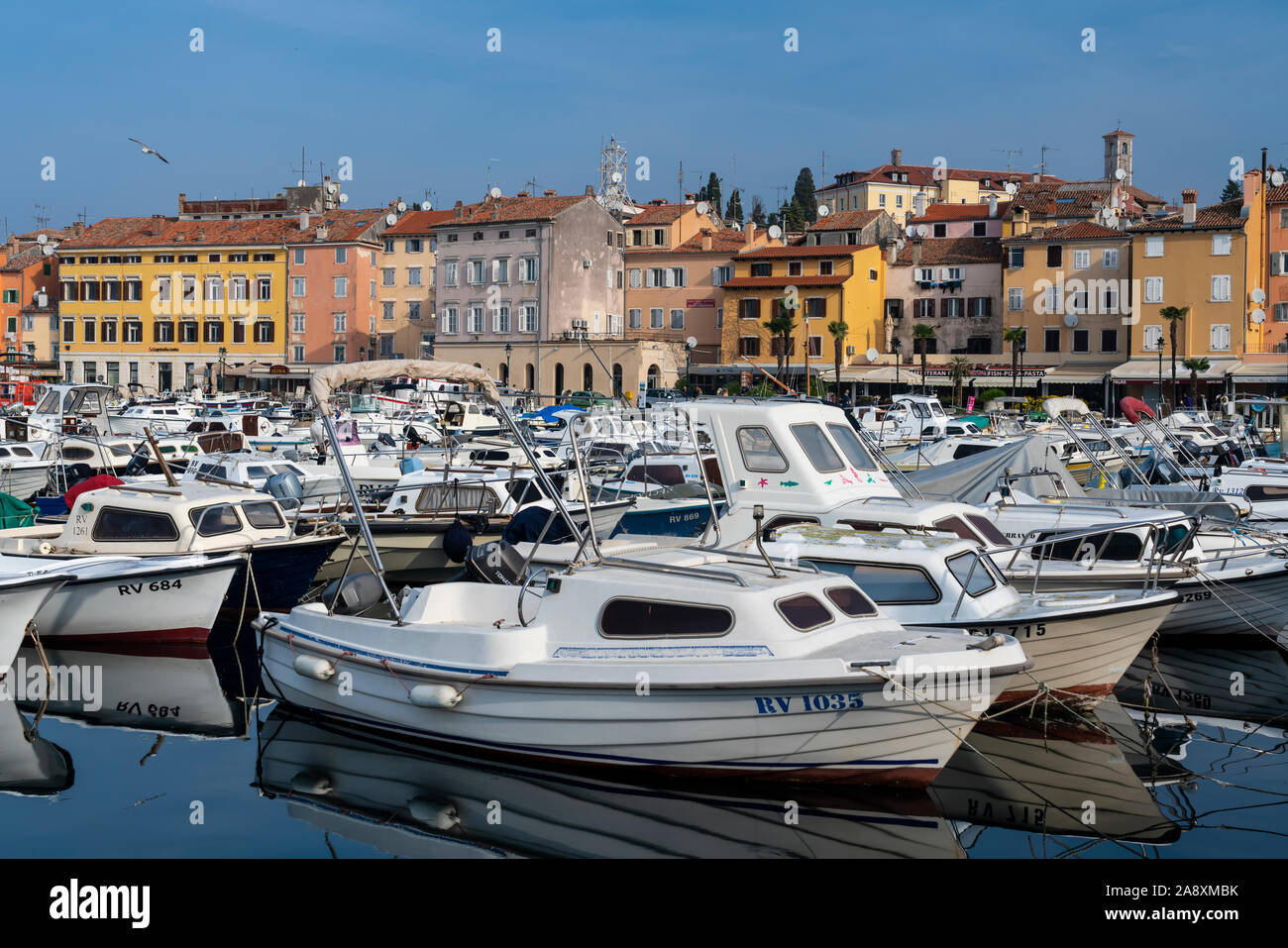 Gli edifici colorati e il villaggio skyline con piacere e barche da pesca a Rovigno, Croazia, Istria. Foto Stock