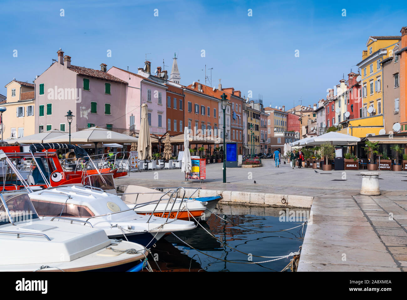 La marina e ristoranti esterni a Rovigno, Croazia, Istria. Foto Stock