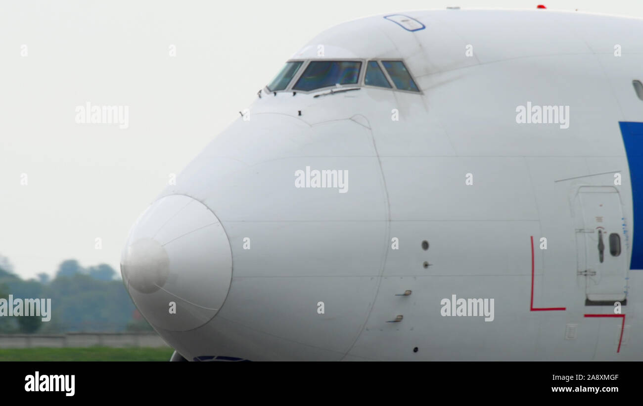 Boeing 747 frenata dopo l'atterraggio Foto Stock