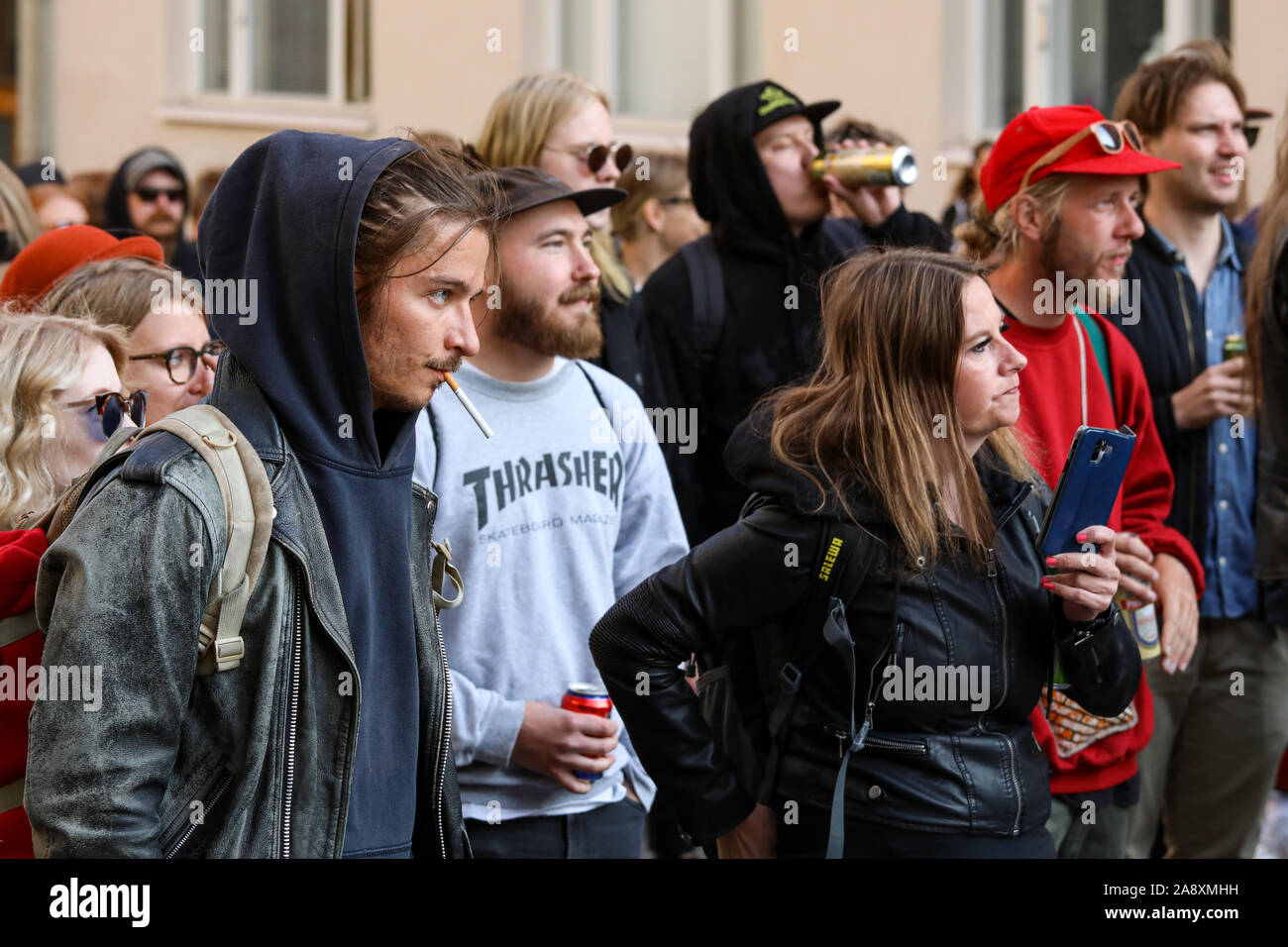 Guardare la gente libera street in concerto a Kallio Block Party 2019 a Helsinki in Finlandia Foto Stock