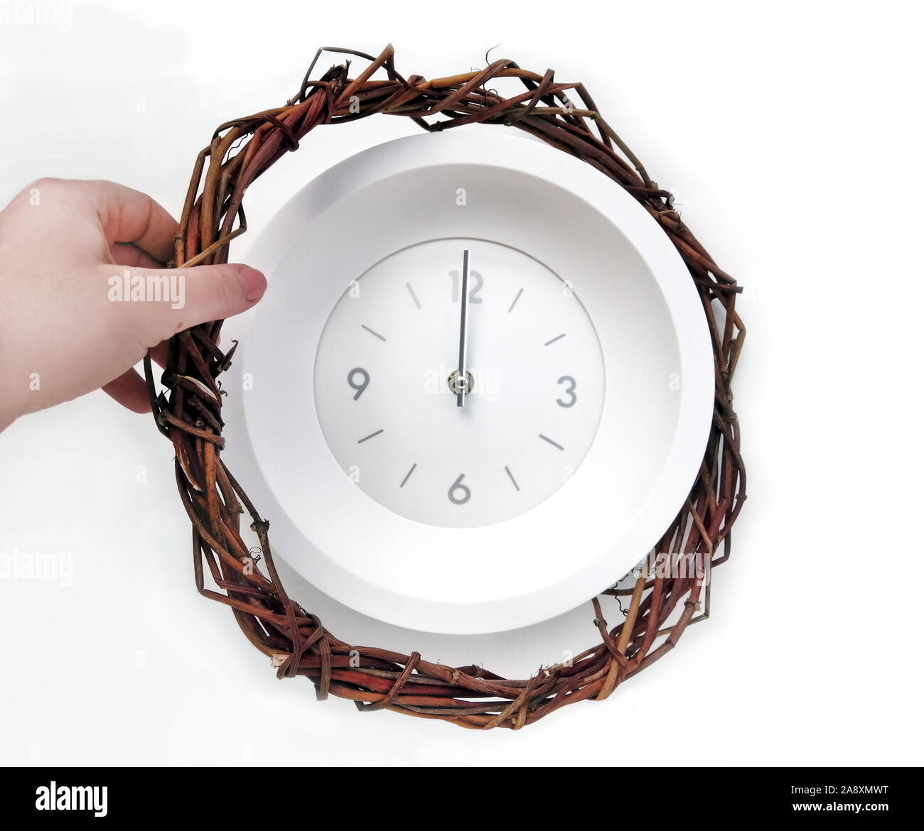 Natale, festosa ghirlanda decorativa di ramoscelli di vitigni, decorate Anno nuovo orologio, parte del processo di produzione, master class, officina, DIY Foto Stock