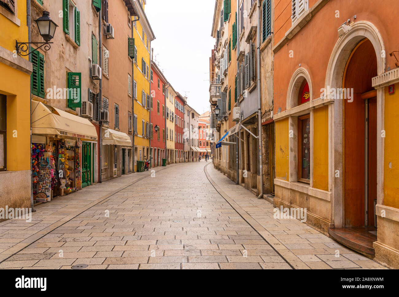 Una strada con i suoi edifici colorati a Rovigno, Croazia, Istria. Foto Stock