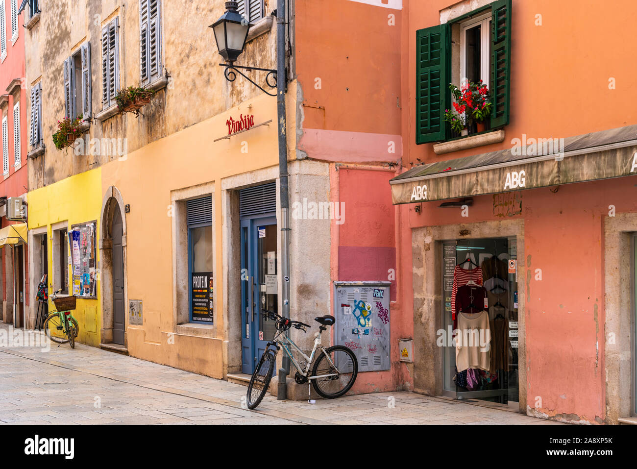 Una strada con i suoi edifici colorati a Rovigno, Croazia, Istria. Foto Stock