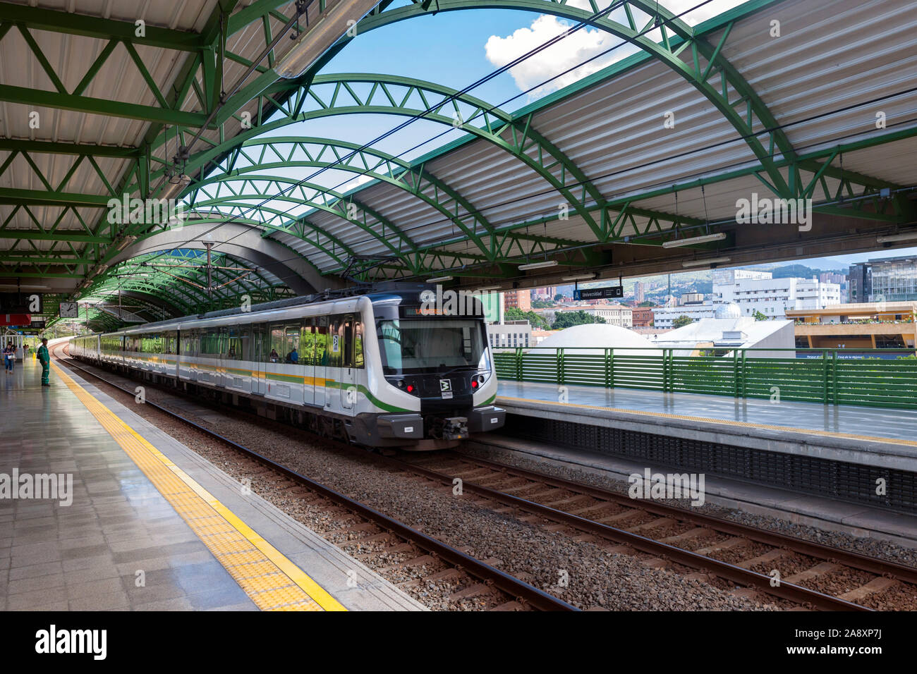 Treno della metropolitana presso la Universidad stazione di Medellin, Colombia. Foto Stock