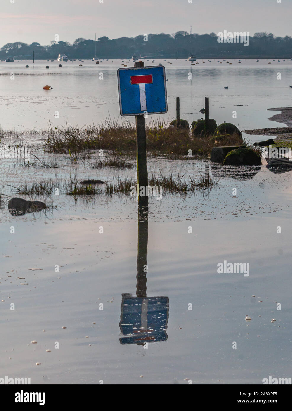 No attraverso la strada Bosham West Sussex nessun parcheggio di marea Flood Foto Stock