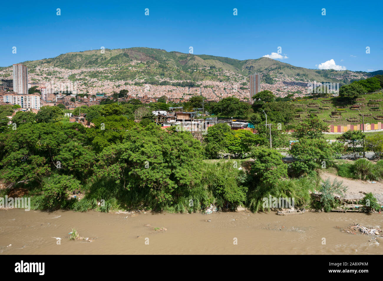 Moravia giardini, le rive del fiume di Medellín e case di periferia nord / barrios della città di Medellin, Colombia. Foto Stock
