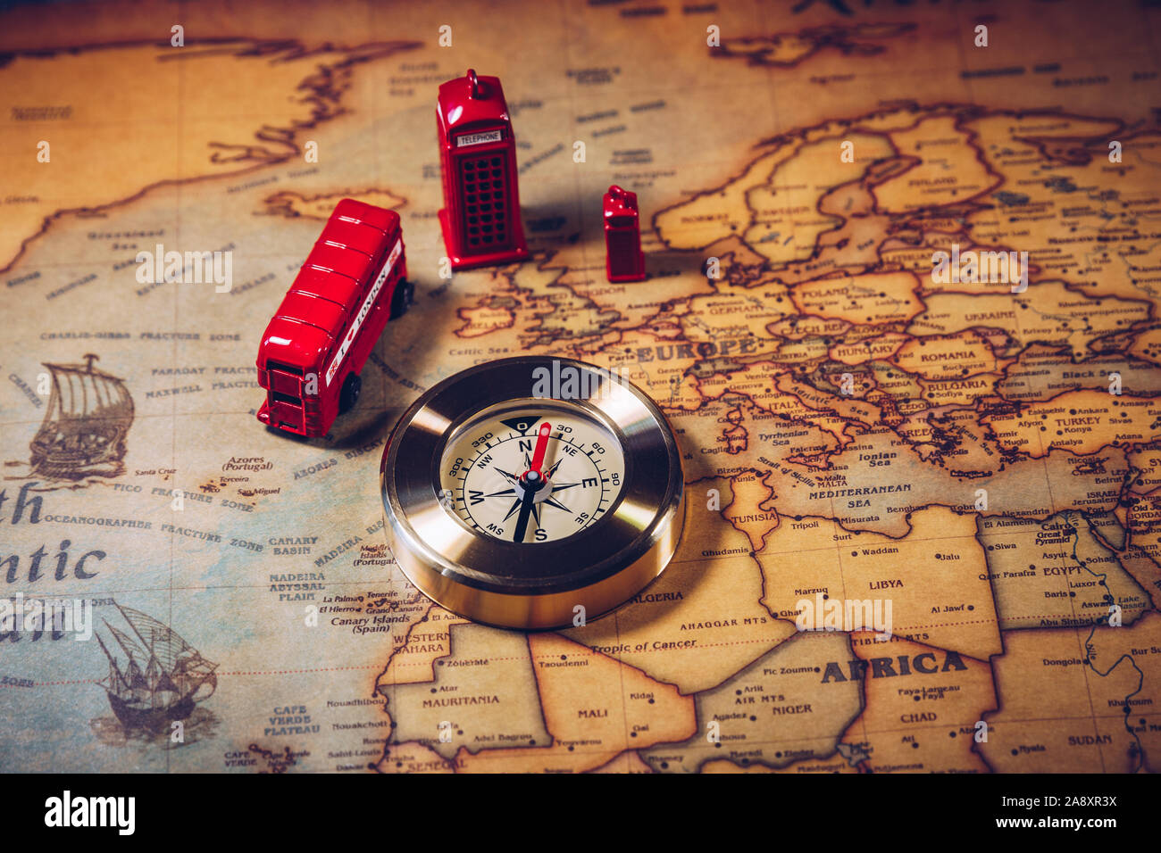 L'iconico bus rosso e il Big Ben miniaturizzato con bussola sulla mappa di Londra, Regno Unito. Nozione di viaggio. Foto Stock