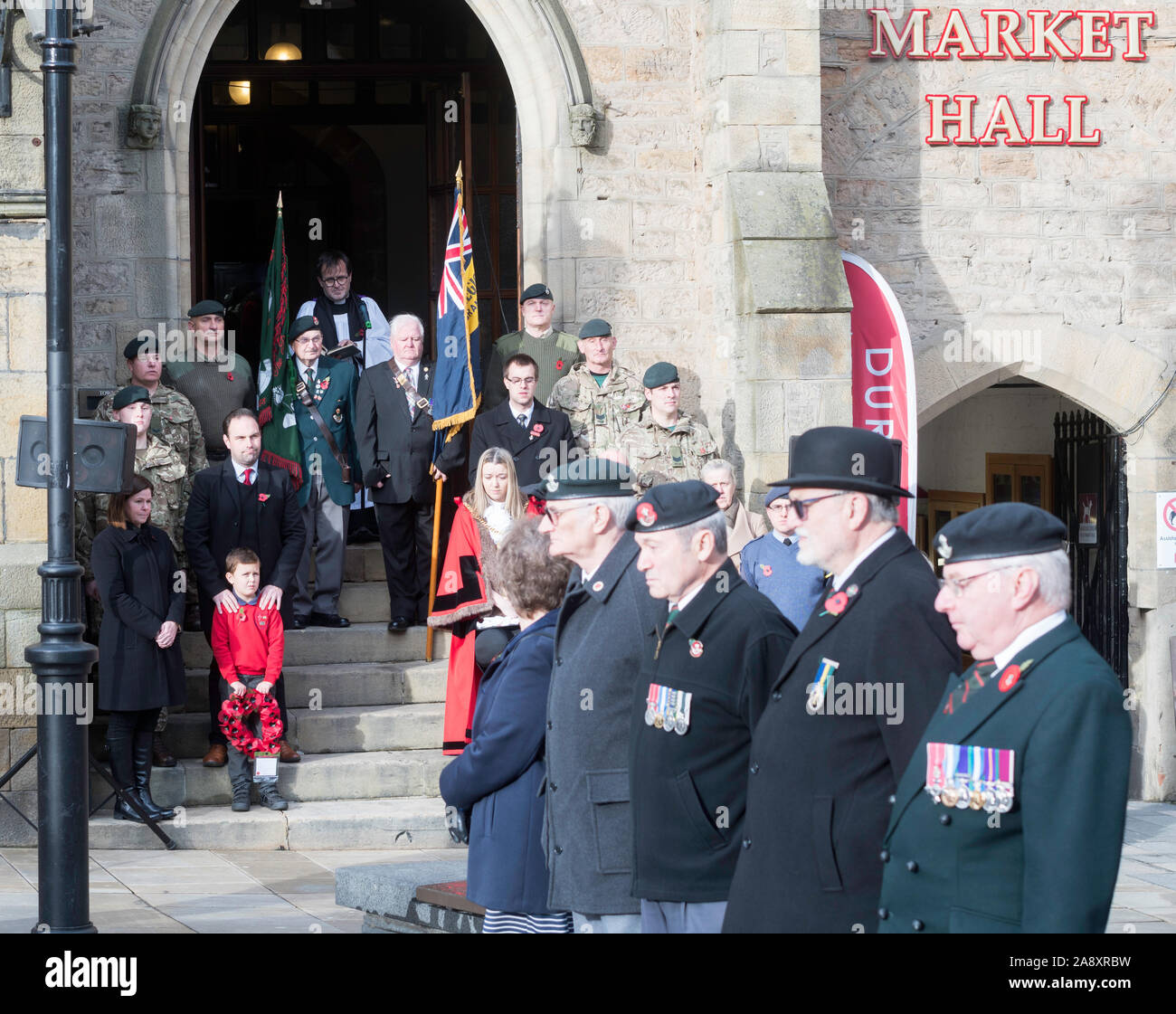 Vecchi combattenti line up durante il giorno dell'Armistizio servizio nella piazza del mercato, Durham City, England, Regno Unito Foto Stock
