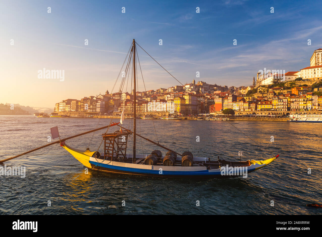 Il vino di Porto imbarcazioni presso il lungomare con la vecchia città sul fiume Douro in Ribeira nel centro della città di Porto in Porugal, l'Europa. Il Portogallo, Porto Foto Stock