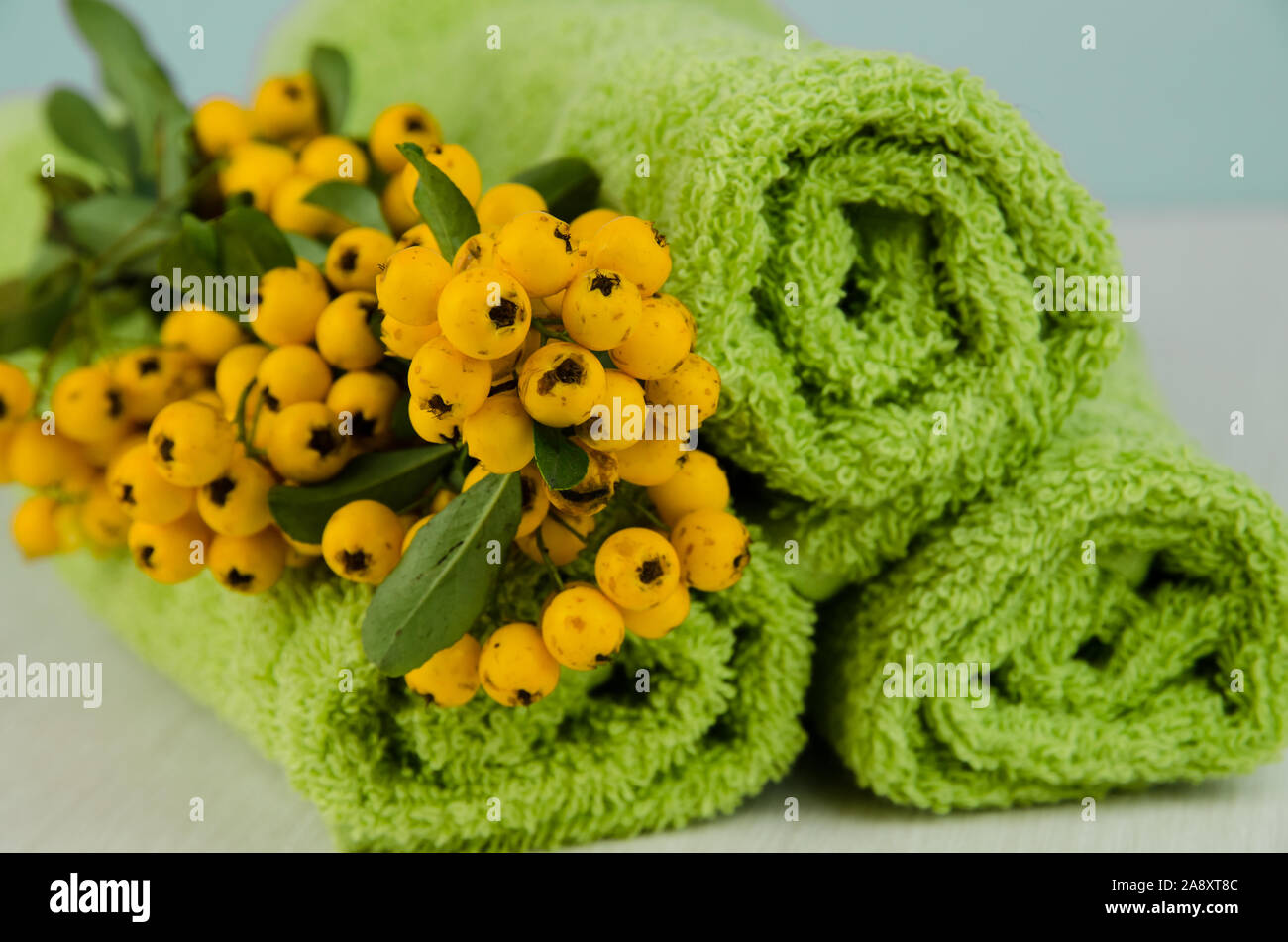Spa e il concetto di benessere con asciugamani verde Foto Stock