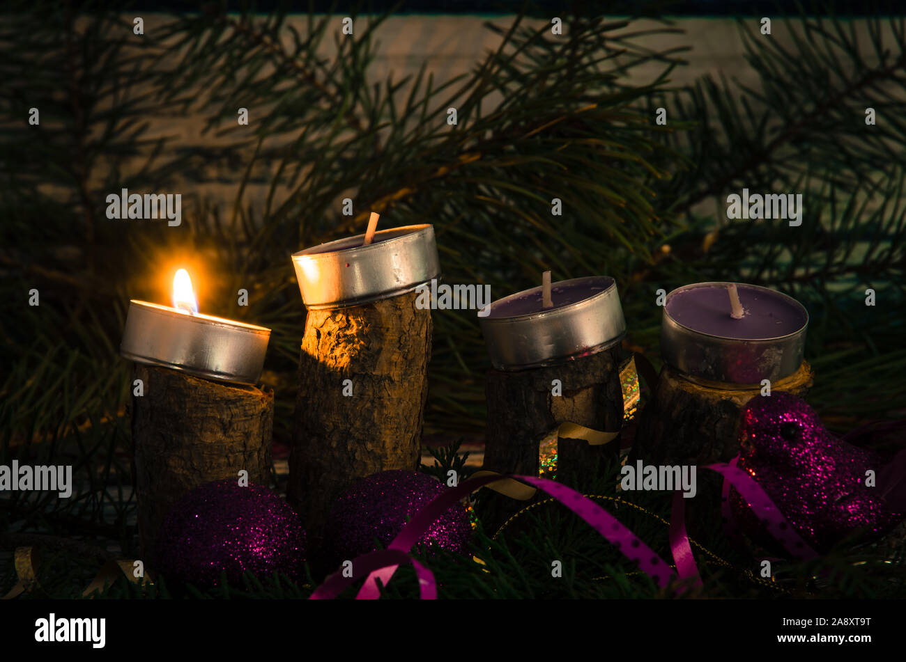 Uno da quattro avvento candele accese Foto Stock