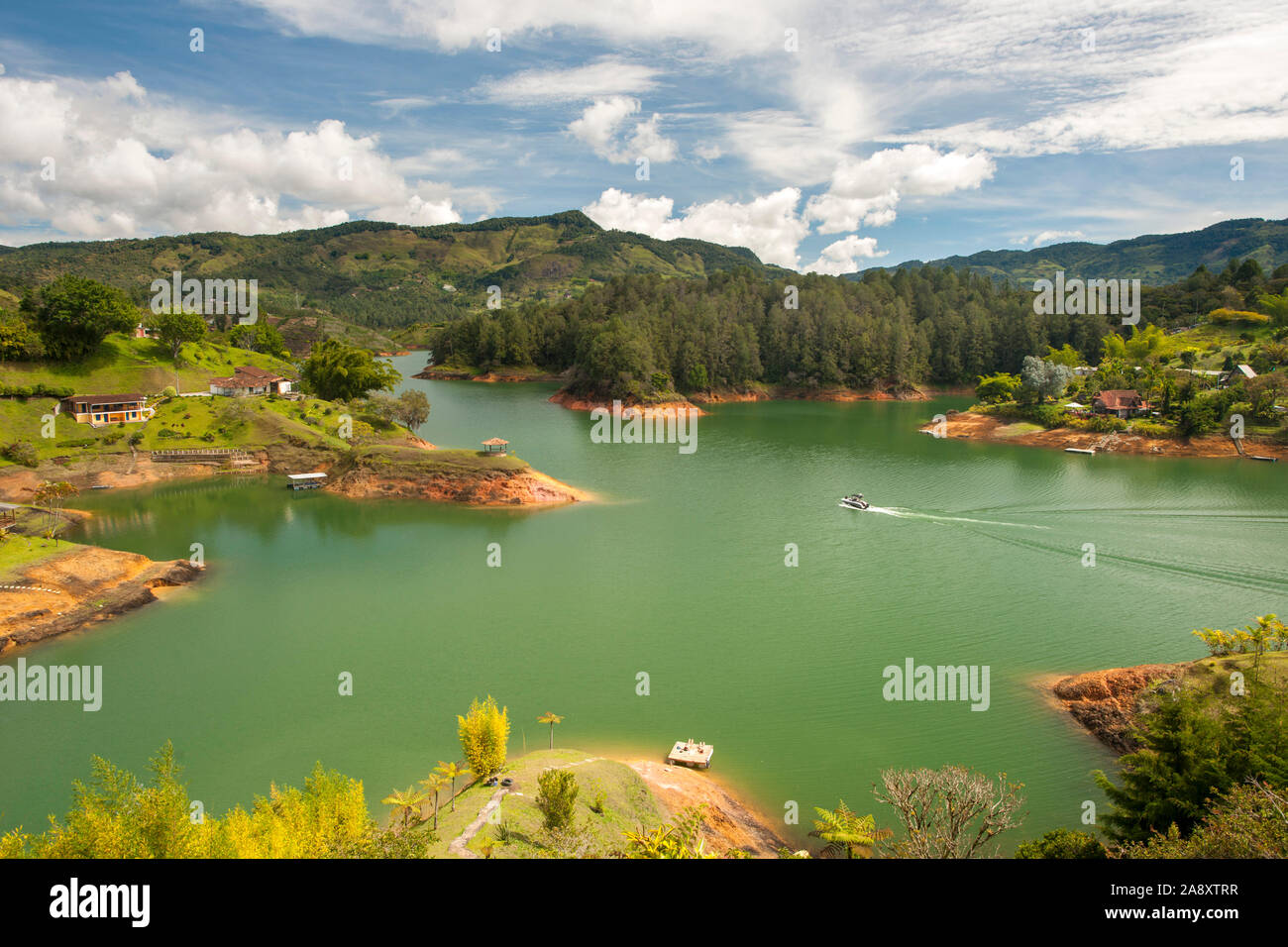 Il serbatoio (embalse) Peñol Guatape nella regione di antioquia della Colombia. Foto Stock