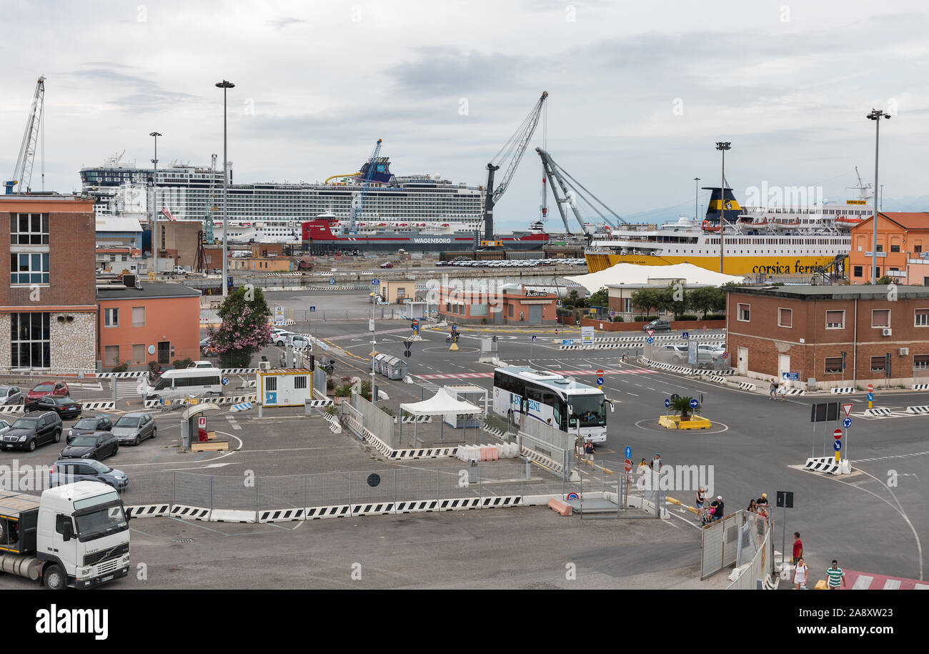 LIVORNO, Italia - Luglio 11, 2019: Le navi ormeggiate in porto per traghetti terminale. Porto di Livorno è uno dei più grandi porti marittimi italiani e uno dei più grandi mare Foto Stock